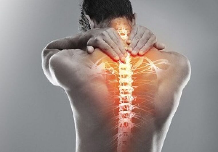Con l'osteocondrosi toracica, la struttura del tessuto osseo delle vertebre cambia