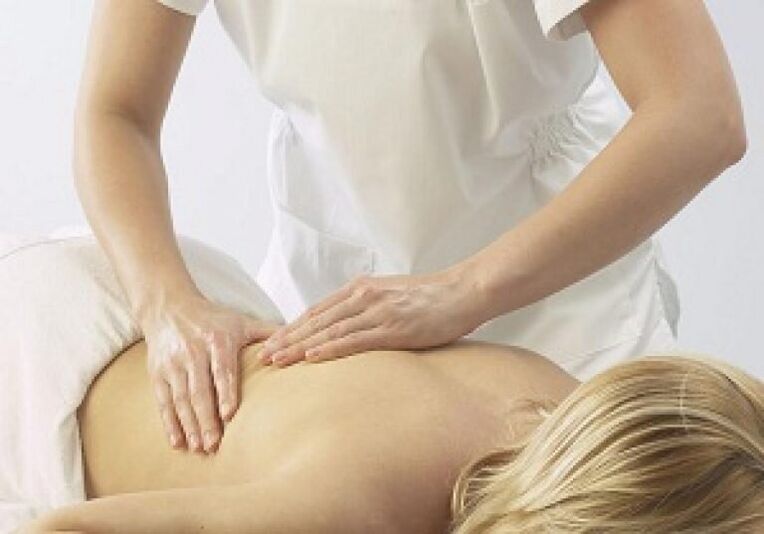Massaggio per alleviare gli spasmi e rilassare i muscoli con osteocondrosi toracica