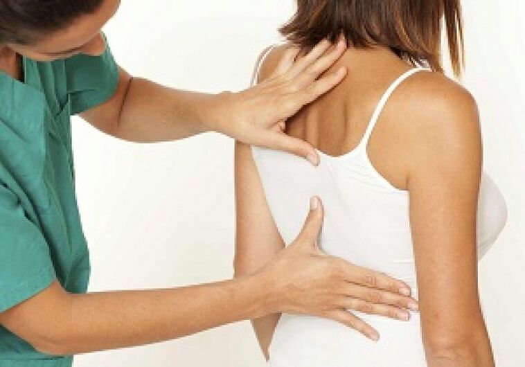Se sospetti lo sviluppo dell'osteocondrosi toracica, dovresti visitare un medico